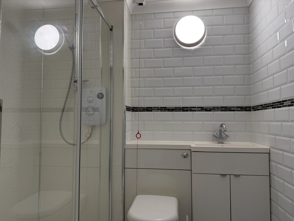 Lot: 96 - GROUND FLOOR ONE-BEDROOM RETIREMENT FLAT - Bathroom with shower cubicle